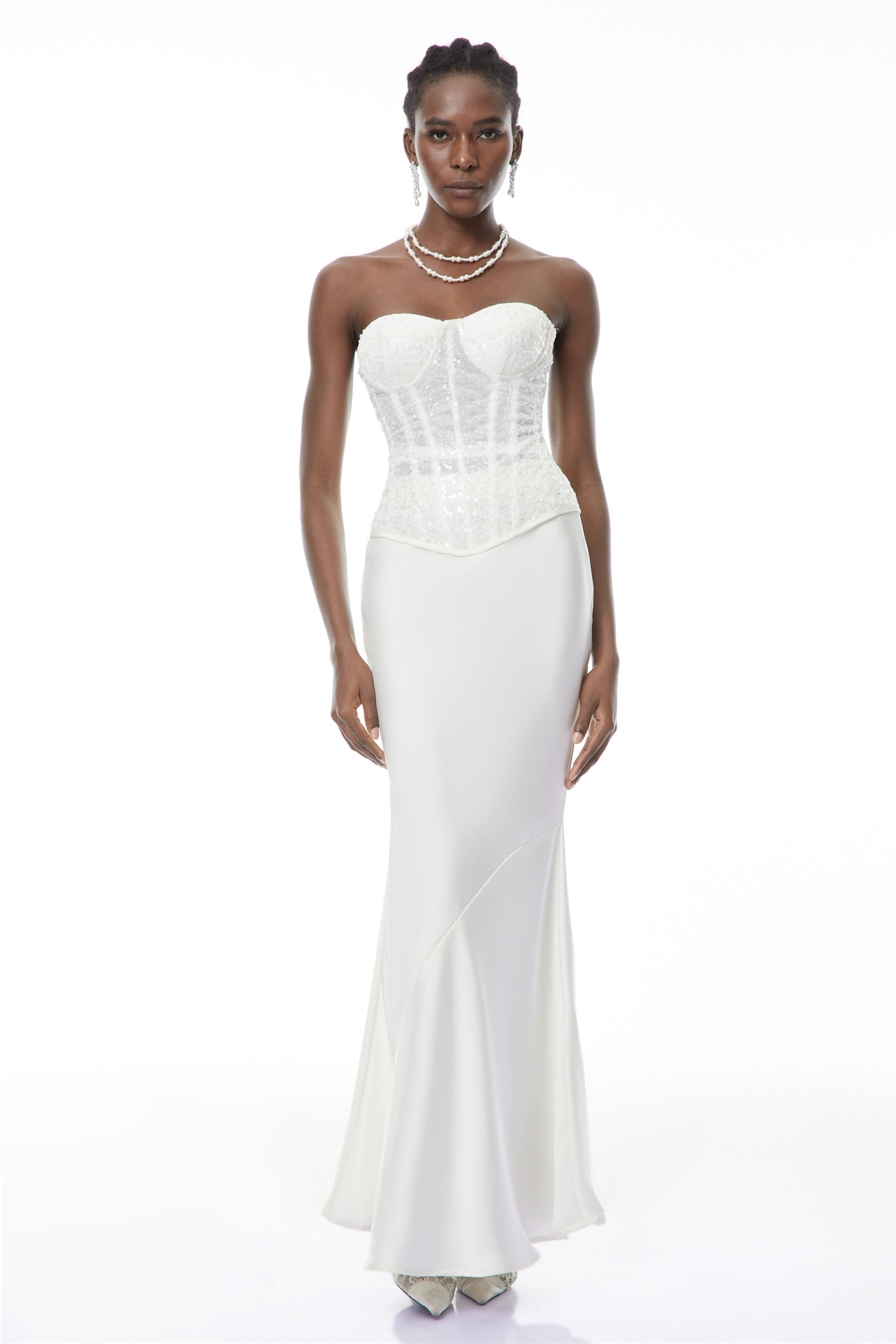 طقم قميص كورسيه أبيض مزين بالترتر وتنورة من الساتان من Zora