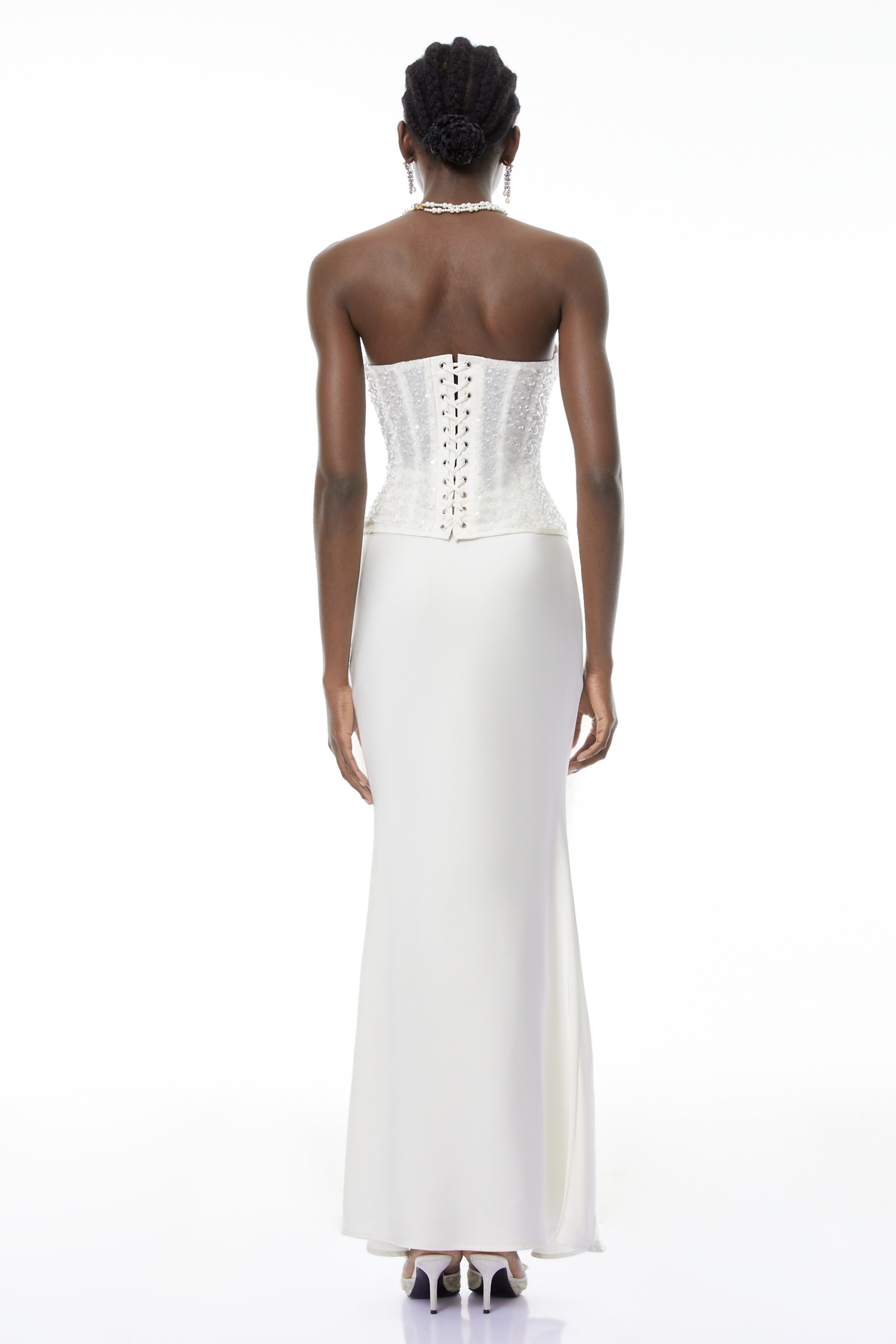 طقم قميص كورسيه أبيض مزين بالترتر وتنورة من الساتان من Zora