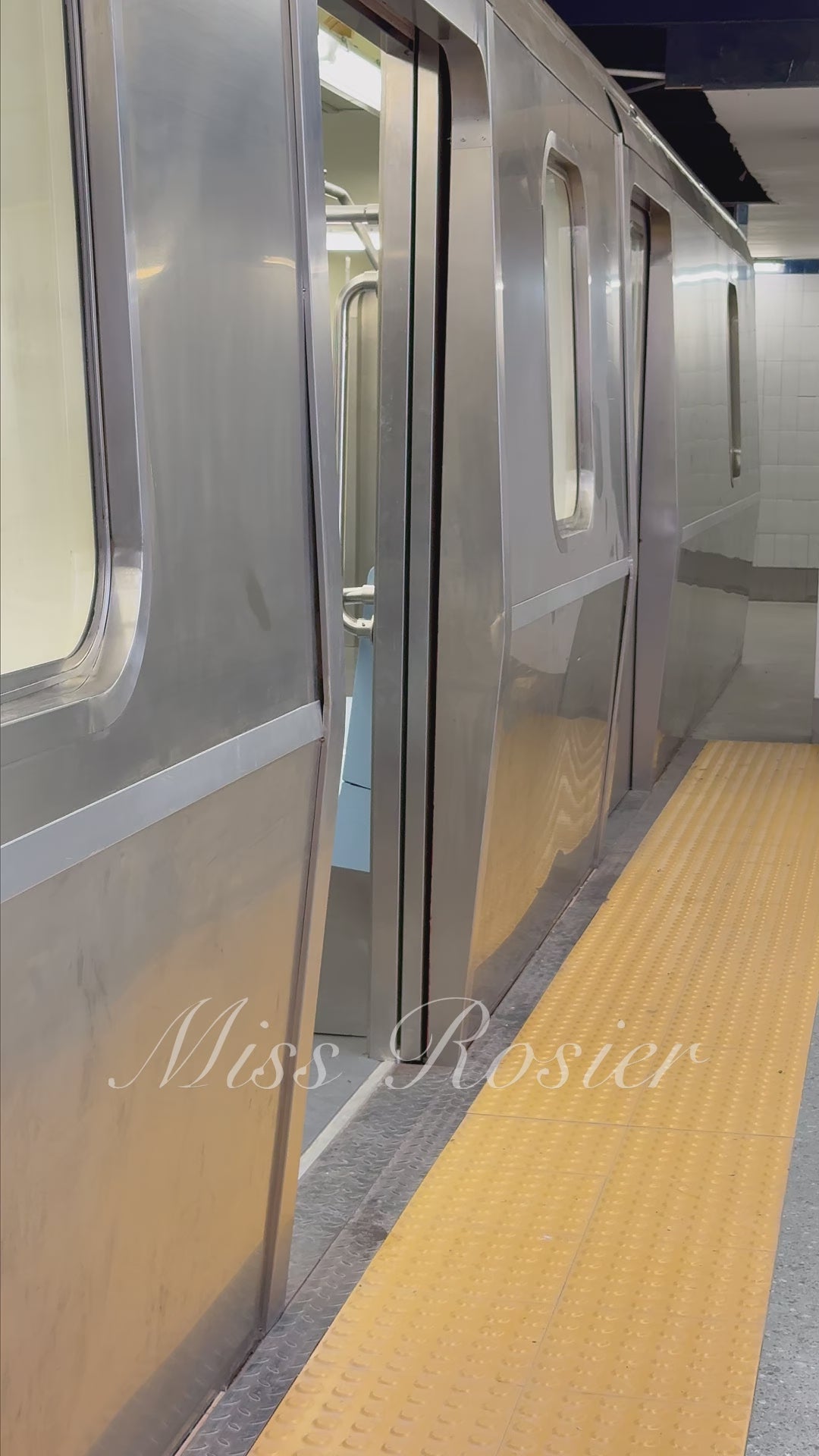 فستان طويل أسود برقبة عالية وفتحة كبيرة