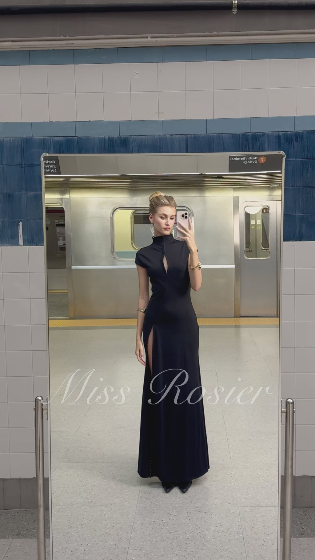 فستان طويل أسود برقبة عالية وفتحة كبيرة