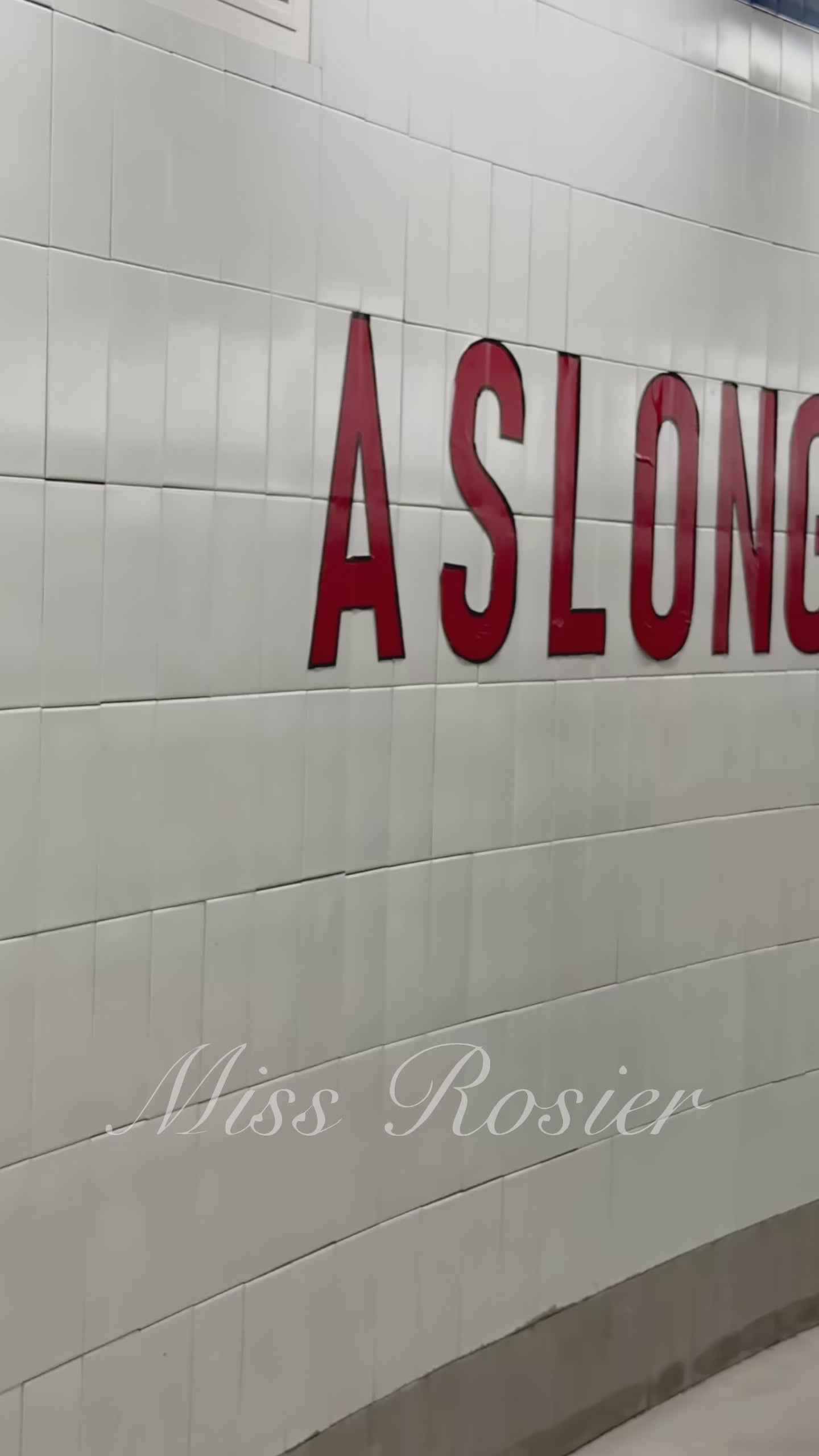 فستان طويل أسود برقبة عالية وفتحة كبيرة