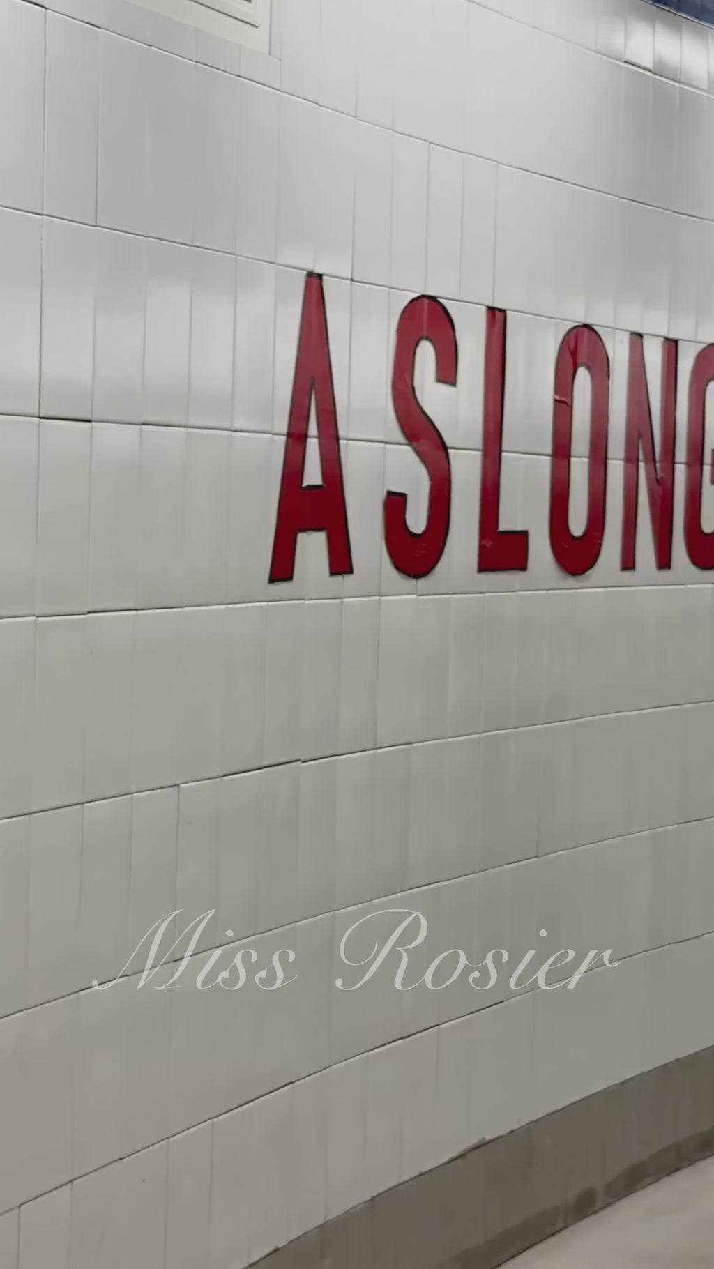 فستان طويل أسود برقبة عالية وفتحة كبيرة